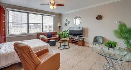 Downtown Jacksonville Studio w/ City Views!