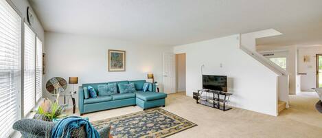 Casa (4 Bedrooms) | Sala d'estar | Televisor i llibres