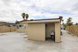 Property grounds - Minimalistic Las Vegas Home ~ 2 Mi to Strip! (Las Vegas)