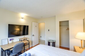 6 bedrooms, iron/ironing board, bed sheets - Minimalistic Las Vegas Home ~ 2 Mi to Strip! (Las Vegas)