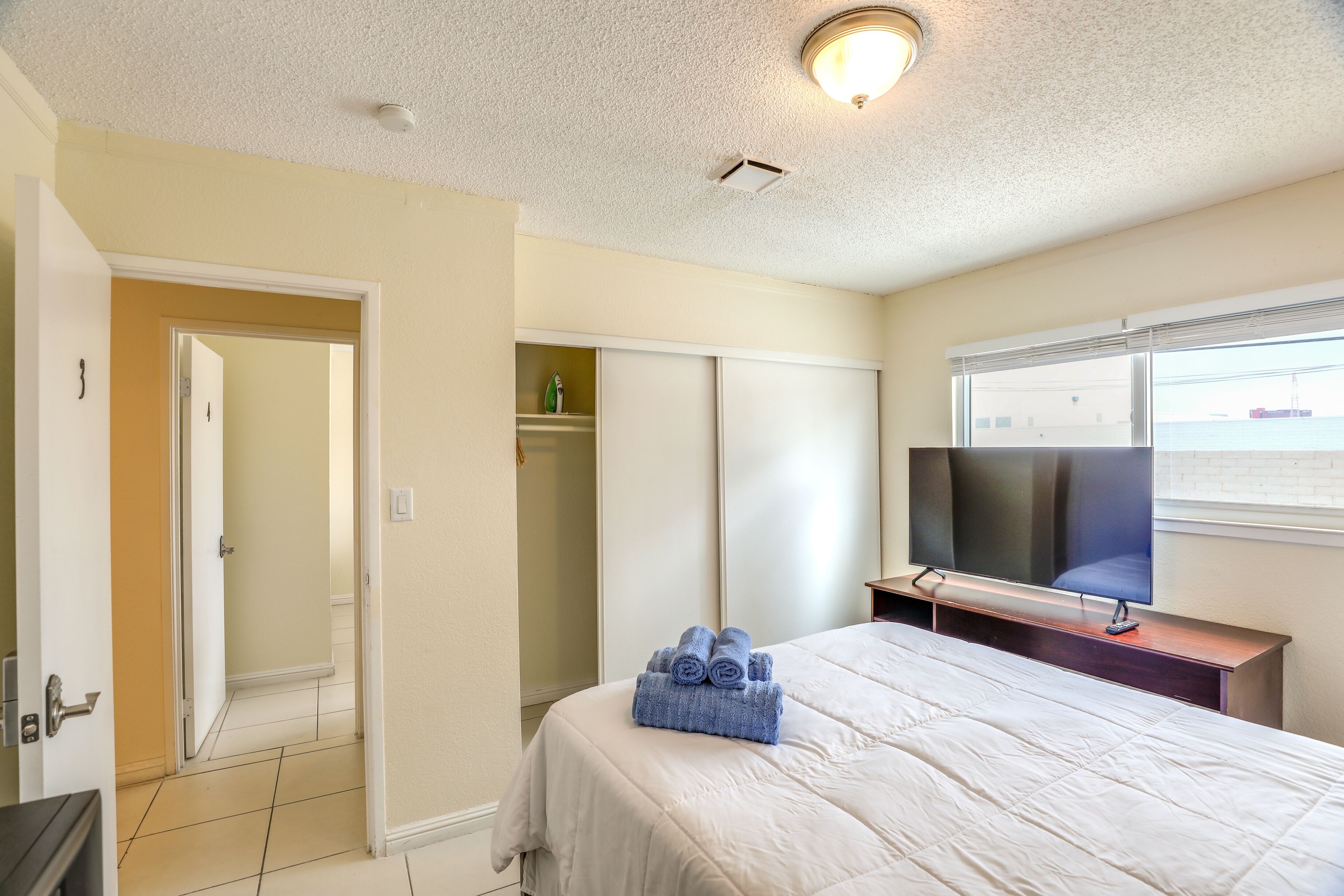 6 bedrooms, iron/ironing board, bed sheets