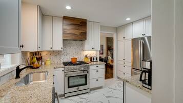 Microwave, oven, kompor, dan mesin pencuci piring