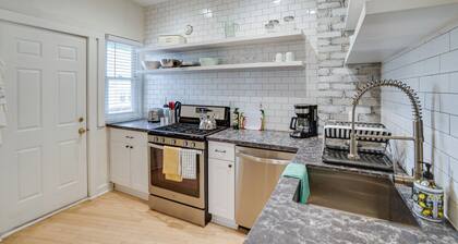 Bright Minneapolis Apartment - 1 Mi to Downtown!