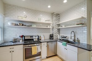 Interior - Bright Minneapolis Apartment - 1 Mi to Downtown! (Minneapolis)