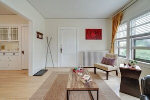 Interior - Bright Minneapolis Apartment - 1 Mi to Downtown! (Minneapolis)