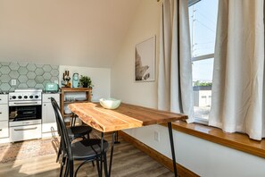 Microwave, cookware/dishes/utensils, paper towels - Modern Indianapolis Condo Near Monument Circle! (Indianapolis)
