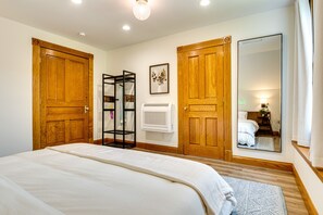 1 bedroom, iron/ironing board, bed sheets - Modern Indianapolis Condo Near Monument Circle! (Indianapolis)