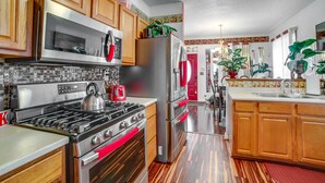 Microwave, oven, stovetop, blender - Charming Pittsburgh Home - 2 Mi to Downtown! (Pittsburgh)