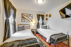 2 soverom, strykejern/-brett og sengetøy