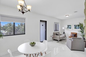 Interior - Renzzi Wynwood 2 bedroom Queen size bed  (Miami)