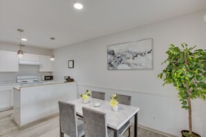 Dining - Vacation Rental Apartment 6 Mi to the Dallas Zoo (Dallas)