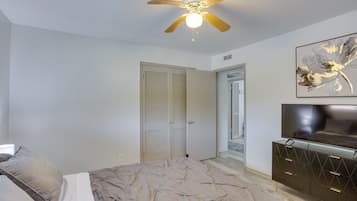 2 間臥室、熨斗/熨衣板、床單