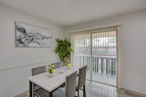 Dining - Vacation Rental Apartment 6 Mi to the Dallas Zoo (Dallas)