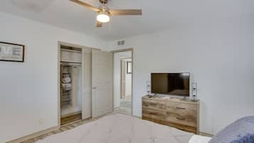 2 間臥室、筆電工作空間、熨斗/熨衣板、床單