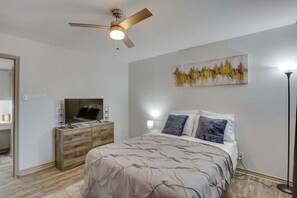 2 室のベッドルーム、ノートパソコン用作業スペース、アイロン / アイロン台、ベッドシーツ