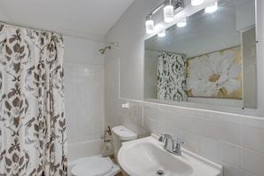Bathroom - Dallas Vacation Rental 1 Mi From Baylor University (Dallas)