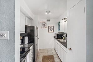 Apartment (1 Bedroom) | Interior - Dallas Condo w/ Pool Access ~ 4 Mi to Downtown! (Dallas)