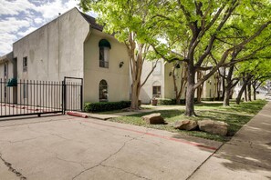 Apartment (1 Bedroom) | Interior - Dallas Condo w/ Pool Access ~ 4 Mi to Downtown! (Dallas)