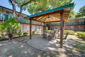 Outdoor dining - Wfh-friendly Dallas Apartment < 3 Mi to Downtown! (Dallas)