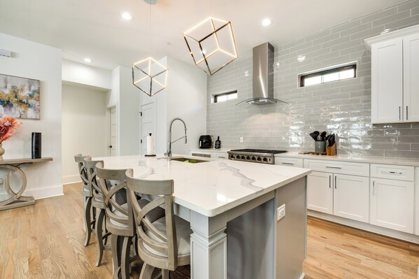 House (3 Bedrooms) | Interior - Luxury Living: High-rise Balcony 2mi to Downtown (Atlanta)