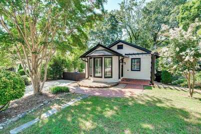 Chic Atlanta Retreat w/ Patio & Outdoor Dining!