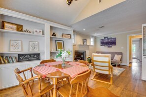 Interior - Chic Atlanta Retreat w/ Patio & Outdoor Dining! (Atlanta)