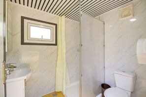 Bathroom - Quaint Huffman Cottage w/ Fire Pit + Kayaks! (Huffman)