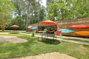Outdoor dining - Quaint Huffman Cottage w/ Fire Pit + Kayaks! (Huffman)