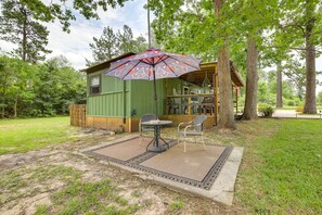 Outdoor dining - Quaint Huffman Cottage w/ Fire Pit + Kayaks! (Huffman)