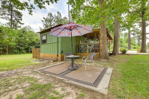 Quaint Huffman Cottage w/ Fire Pit + Kayaks!