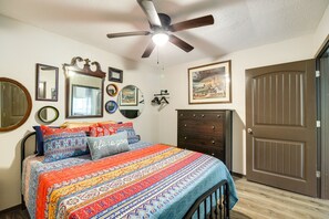 1 bedroom, bed sheets - Quaint Huffman Cottage w/ Fire Pit + Kayaks! (Huffman)