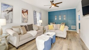 A modern living room with two sofas, a coffee table, and a ceiling fan. - Ideal ATL Base 2 Mi to Mercedes-benz Stadium, Dtwn (Atlanta)