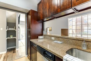 Apartment (2 Bedrooms) | Eigene Küche | Mikrowelle, Ofen, Herdplatte, Geschirrspüler