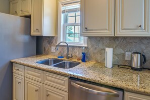 Casa (2 Bedrooms) | Cozinha privada | Micro-ondas, lava-louças, talheres/pratos/utensílios de cozinha