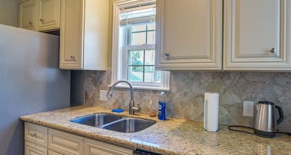 Quaint Houston Hideaway - 3 Mi to Downtown!