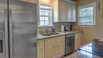 House (2 Bedrooms) | Private kitchen | Microwave, dishwasher, cookware/dishes/utensils, ice maker