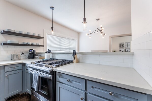 Casa (3 Bedrooms) | Cocina privada | Microondas, horno, parrilla de estufa y lavavajillas 