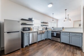 House (3 Bedrooms) | Private kitchen | Microwave, oven, stovetop, dishwasher - '1930s East End Home' ~ 3 Mi to Downtown Houston! (Houston)