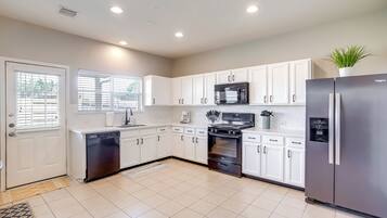 House (3 Bedrooms) | Interior