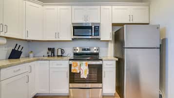House (2 Bedrooms) | Private kitchen | Microwave, oven, stovetop, dishwasher