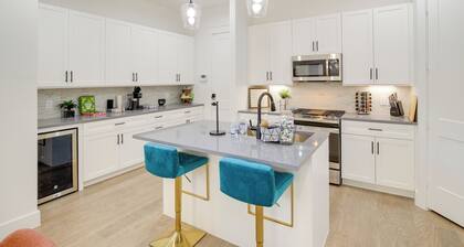 Modern Houston Home w/ Yard, 3 Mi to Toyota Center