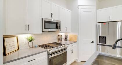 Modern Houston Home w/ Yard, 3 Mi to Toyota Center