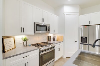 Modern Houston Home w/ Yard, 3 Mi to Toyota Center