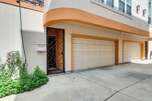 Interior - Houston Retreat With Fireplace & Balcony! (Houston)