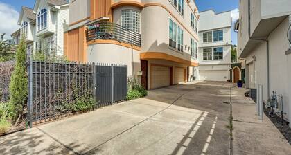 Houston Retreat With Fireplace & Balcony!