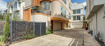Houston Retreat With Fireplace & Balcony!