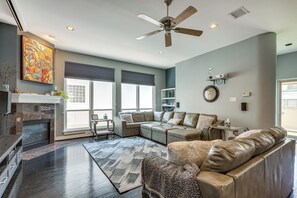 Interior - Houston Retreat With Fireplace & Balcony! (Houston)