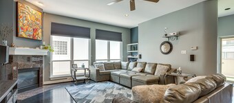 Houston Retreat With Fireplace & Balcony!