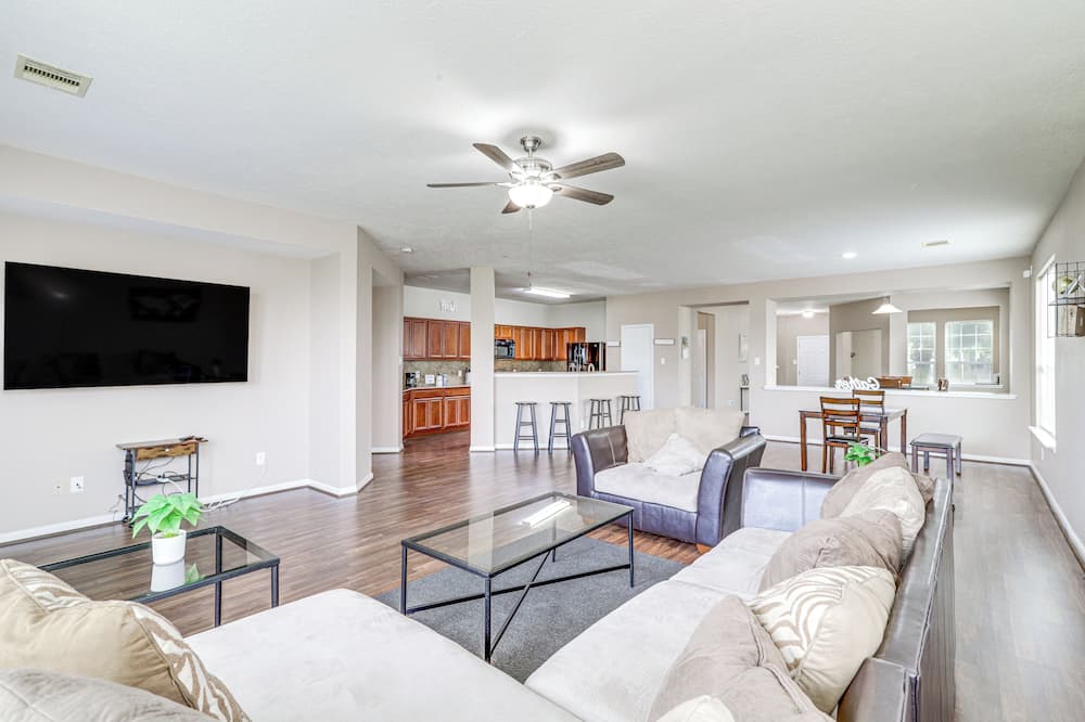 Spacious Houston Home w/ Pool Access, Fenced Yard! - Humble, TX