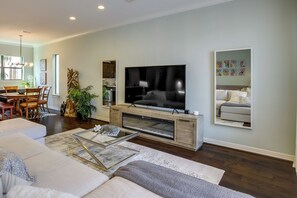 Apartment (1 Bedroom) | Interior - Houston Home w/ Rooftop Patio & Downtown Views! (Houston)